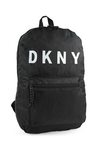Mochila de nylon negra con un bolsillo frontal con cremallera, correas ajustables y "DKNY" impreso en grandes letras blancas en la parte frontal.
