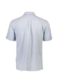 Jasnoniebieska, krótko rękawowa koszula zapinana na guziki z tylnym yoke, subtelną teksturą i podwiniętymi mankietami. Lekko teksturowana tkanina.