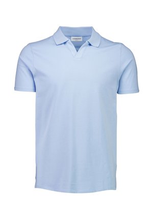 Vaaleansininen polo-paita, joka on valmistettu pehmeästä puuvillasta; siinä on klassinen kaulus, jossa on V-leikkaus, lyhyet hihat ja suora helma.