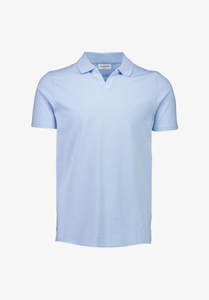 Lichtblauwe poloshirt van zacht katoen; heeft een klassieke kraag met een V-vorm, korte mouwen en een rechte zoom.