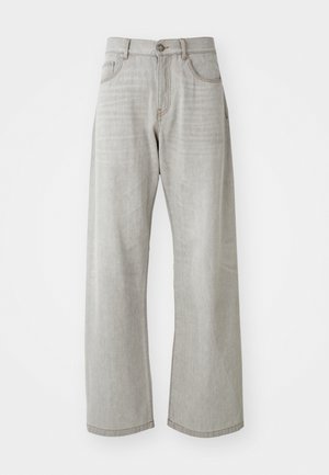Jean large gris clair en denim. Comprend un design classique à cinq poches, une fermeture à bouton et un léger dégradé sur le tissu.