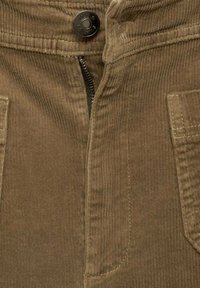 Bruin corduroy stof met een geribbelde textuur, een rits, en een metalen knoopsluiting met een zijzakdetail.