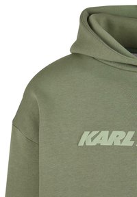 Olivově zelená mikina s kapucí z měkkého materiálu, na přední straně s výrazným bílým logem "KARL" a strukturovanou kapucí.