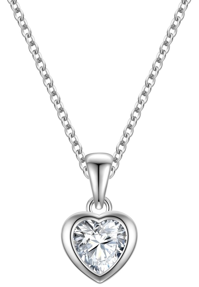 Una collana con pendente a forma di cuore presenta un gemma trasparente, incastonata in metallo argentato. La catena è composta da anelli interconnessi.