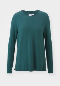 Pull tricot vert sarcelle à manches longues avec col rond, tissu texturé, poignets et ourlet côtelés, et petites fentes sur les côtés.
