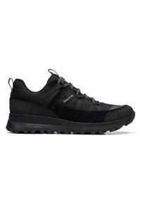 Zapatillas deportivas negras que combinan materiales de malla y ante, con una suela texturizada para un mejor agarre y cordones grises con un logo sutil.