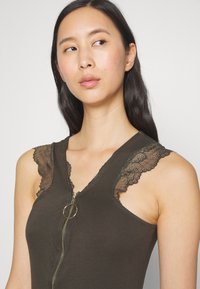 Morgan DOLIA - Débardeur - army