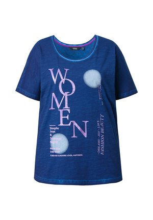 Blaues Kurzarm-T-Shirt mit hellrosa "WOMEN"-Text, weißen kreisförmigen Mustern und kleineren aufgedruckten Wörtern, die mit Sommer und Glück zu tun haben.