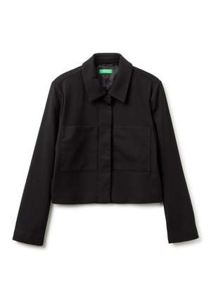 Schwarze verkürzte Jacke mit langen Ärmeln, spitzem Kragen, zwei aufgesetzten Fronttaschen und verdecktem Frontverschluss.