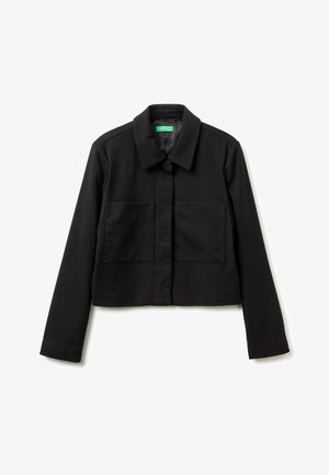 Veste courte noire avec manches longues, col pointu, deux poches plaquées devant et fermeture avant dissimulée.