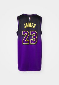 Purppuran ja mustan värinen koripallojersey, jossa on hihaton muotoilu. Takana lukee "JAMES" ja numero "23" keltaisella. NBA-logo kaula-aukon kohdalla.