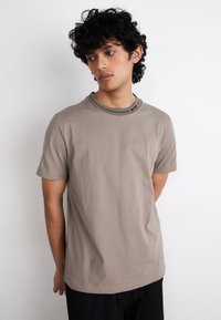 BOSS TEE - Basic póló - sand