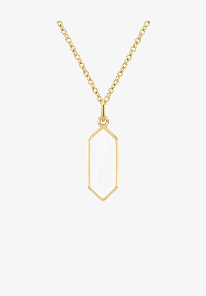 Zlato tonirana verižica z obeskom v obliki heksagona s transparentno površino in gladkimi robovi, ki odbija svetlobo in poudarja svojo jasnost.