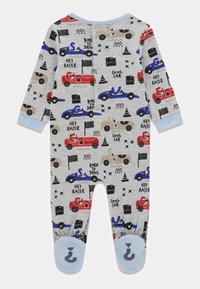 Grijze babyromper met autobeleid, met rode, blauwe en beige voertuigen, zwarte vlaggen en tekstaccenten. Blauwe boorden en antislipzooltjes inbegrepen.