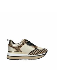 Sneakers con un design oro e nero, caratterizzati da una stampa leopardata e motivi a righe, realizzati in materiali sintetici, con una suola spessa e stratificata.