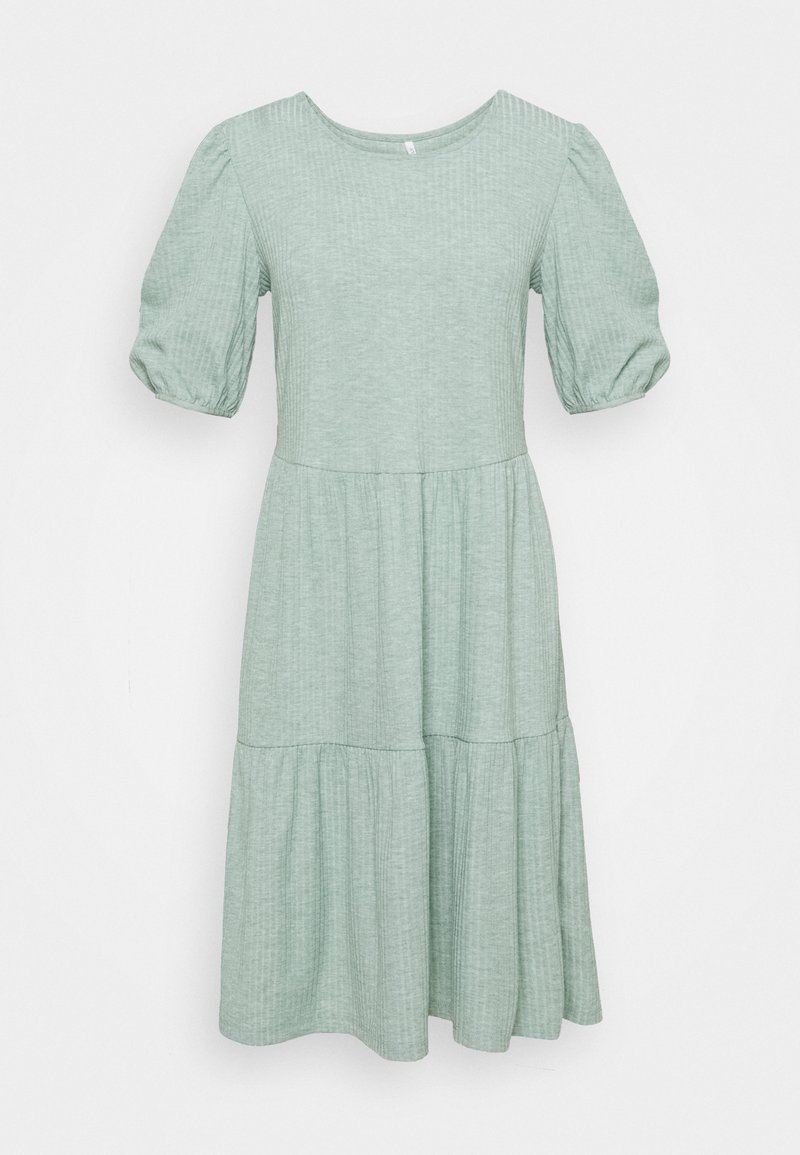 Vihreä mintunvärinen mekko, joka on valmistettu teksturoidusta kankaasta. Sillä on pyöreä kaula-aukko, puffihihat ja kerroksellinen helmakuvio.