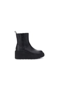 Botas de tobillo con plataforma negra hechas de cuero suave. Cuentan con un cierre lateral y una puntera redonda. Suela de goma sólida con detalles texturizados.