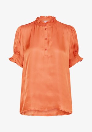 Blusa naranja de manga corta en suave tela de satén, con un cuello con volantes, cierre de botones en el frente y puños elásticos para un ajuste relajado.