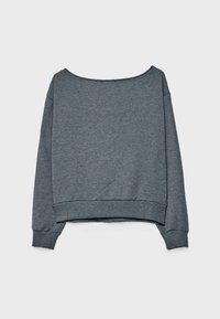 Felpa grigia in cotone con scollo ampio, maniche lunghe e polsini a costine. L'orlo è leggermente più corto nella parte anteriore e più lungo sul retro.