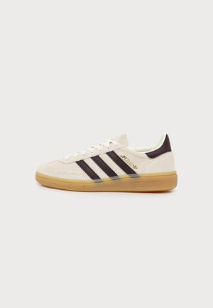 adidas Originals, HANDBALL UNISEX - Sneakers - off white/night red/gum 3