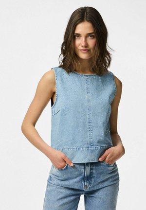 Top sans manches en denim bleu clair avec de petites embellissements dispersées, présentant une encolure ronde et un ourlet droit. Poche sur le côté gauche.