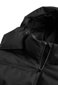 Crna izolirana jakna s visokim ovratnikom, podesivim kapuljačom sa šniranjem, zatvaranjem na zip te snap dugmadima, s glatkom, mat završnom obradom.