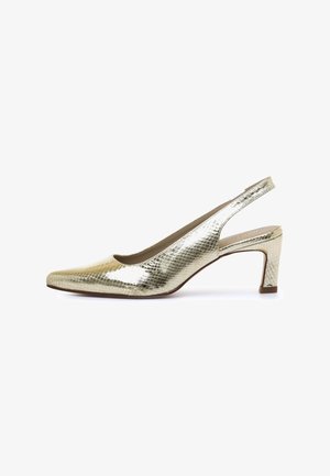 Décolleté slingback dorata con texture effetto pelle di serpente, punta affilata e tacco medio a blocco su sfondo bianco.