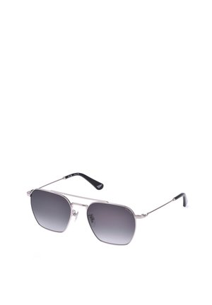 Lunettes de soleil à monture métallique argent clair avec des verres rectangulaires foncés en dégradé et des branches noires sur fond blanc.