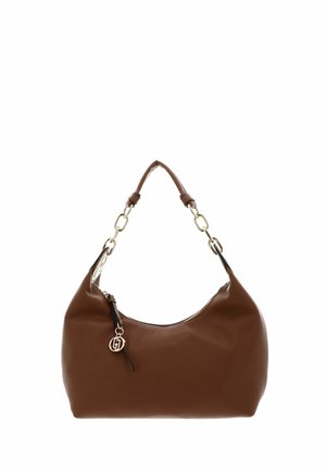 Bolso de mano de cuero marrón con parte superior curva, asa de cadena dorada para el hombro y un pequeño charm metálico redondo unido al tirador de la cremallera.