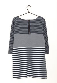 Randig klänning med trekvartsärmar, med växelvis marinblå och vita ränder, rundad halsringning och dragkedja i ryggen.