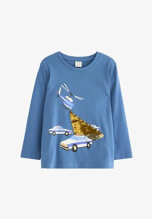 Blå langærmet skjorte med grafik af en helikopter, der dropper paljetter, og tre politibiler med blå accenter og lys. Blødt bomuldsstof.