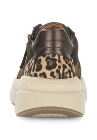 Bruine en beige sneaker met een panterprint textuur, een gevoerde kraag en een dikke crèmekleurige zool met een gestructureerd oppervlak.