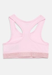 Αθλητικό σουτιέν σε ανοιχτό ροζ με σχέδιο racerback, διακοσμημένο με μια λαμπερή λωρίδα από γκλίτερ στο κάτω μέρος και απαλό υφασμάτινο υλικό.