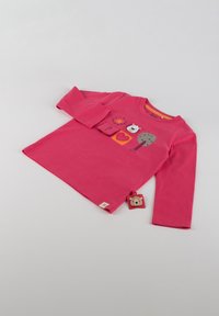 Rosa Langarm-T-Shirt mit verspielten Tiergrafiken und Blumen auf der Vorderseite, mit einem Etikett, das ein Bärengesicht zeigt. Aus weichem Baumwollmaterial.