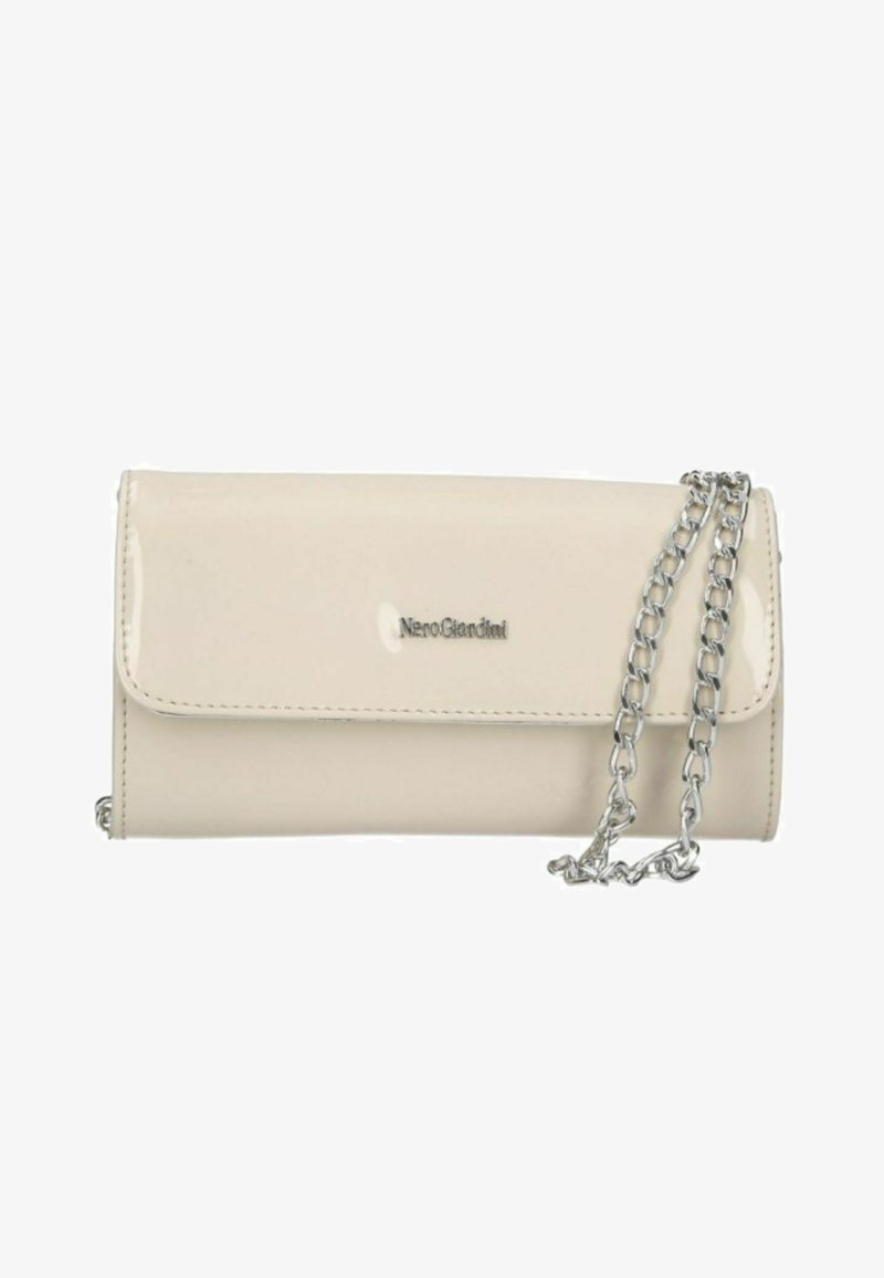 Hellbeiges Lederportemonnaie mit Klappverschluss, silberner Kettenriemen und einem Logo auf der Vorderseite. Glatte Textur mit einer eleganten, rechteckigen Form.