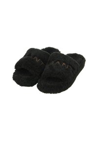 Czarne, puszyste klapki z dwoma szerokimi paskami. Miękka tekstura z pluszową powierzchnią, z wyszywanym logo w kontrastowym kolorze. Otwarte palce.