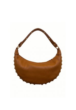 Sac à main en cuir marron en forme de croissant avec des clous dorés décoratifs sur les bords et une courte bandoulière avec des rivets dorés.