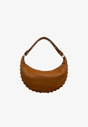 Borsa a mezzaluna in pelle marrone con borchie dorate decorative lungo i bordi e tracolla corta con rivetti dorati.