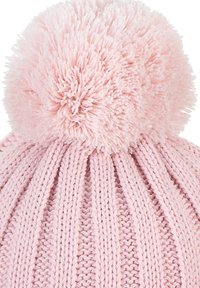 Berretto di maglia rosa con un grande pom pom sulla parte superiore. Presenta una lavorazione a coste verticali testurizzate e un materiale in filato morbido.