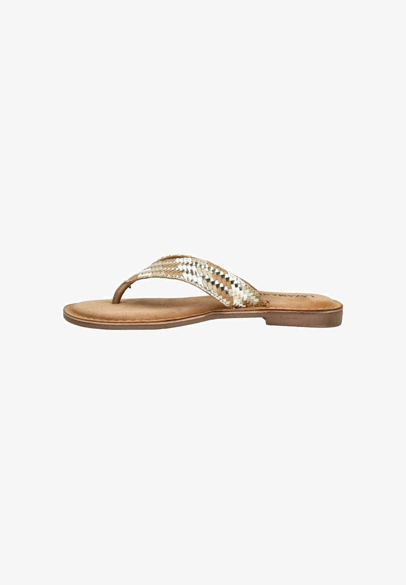 Flad tan sandal med flettet metalisk guldfarvet og beige rem med tåstrop, minimalistisk sål, set fra siden.