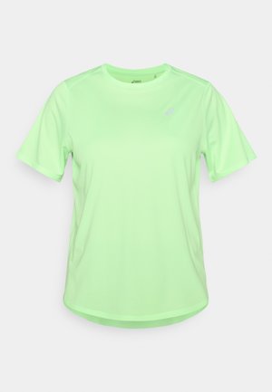 T-shirt sportiva verde chiaro in tessuto traspirante, con maniche corte, scollo rotondo e un logo discreto sul petto.