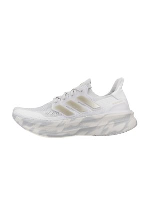 Chaussure de course Adidas blanche avec tige en maille respirante, trois bandes beiges sur le côté, semelle coussinée à motif marbré et languette à l'arrière.