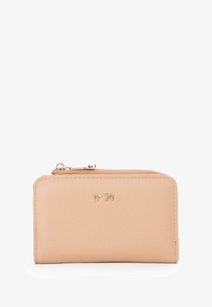 Portafoglio in pelle color pesca con finitura goffrata, logo dorato e chiusura a zip. Forma rettangolare, design compatto.