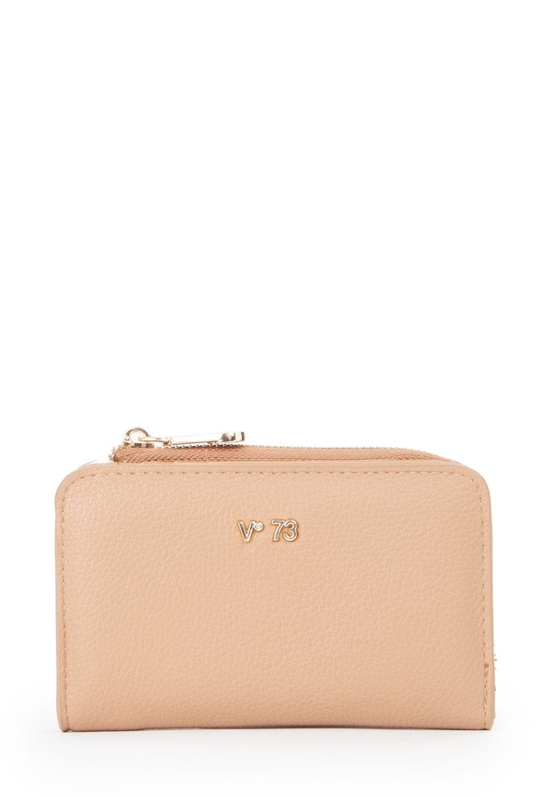 Portafoglio in pelle color pesca con finitura goffrata, logo dorato e chiusura a zip. Forma rettangolare, design compatto.