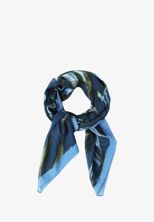 Écharpe bleue avec un motif de feuillage vert, fabriquée en tissu léger. Elle est stylée en boucle avec deux extrémités qui pendent.
