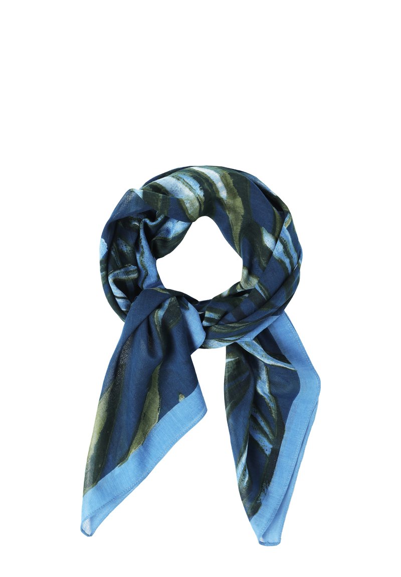 Sciarpa blu con un motivo a foglie verdi, realizzata in tessuto leggero. È stilizzata a cerchio con due estremità che pendono.