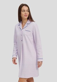 Camisa de noche de manga larga en púrpura claro con un patrón circular, acentos azules y un cierre de botones en la parte delantera con un bolsillo en el pecho.