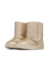 Stivali ankle metallici oro con una morbida fodera bianca, punta rotonda e superficie esterna testurizzata. Presentano una suola arrotondata con dettagli rigati.
