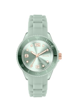 Montre en silicone vert menthe avec un visage rond, des accents en or rose et de grands chiffres. Les détails de résistance à l'eau sont indiqués sur le cadran.
