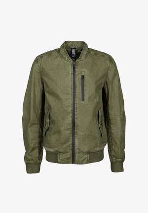Chaqueta bomber verde oliva con puños y dobladillo acanalados, cremallera frontal, dos bolsillos laterales con solapas y un bolsillo vertical con cremallera en el pecho.